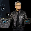 Jensen Huang, CEO společnosti Nvidia, představuje akcelerátor B200 a "superčip" GB200