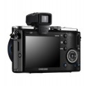 Samsung NX100. V řadě NX najdete ještě modely NX10 a NX5