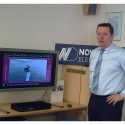 Libor Hrubý, obchodní manažer společnosti Nowatron, předvádí LCD displej s rozeznáváním přihlížejících