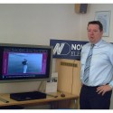 Libor Hrubý, obchodní manažer společnosti Nowatron, předvádí LCD displej s rozeznáváním přihlížejících