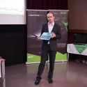 Lubomír Perůtka, produktový ředitel Aceru drží ultrabook Aspire M5